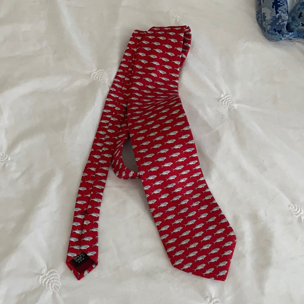 Vineyard vines red, blue fish tie